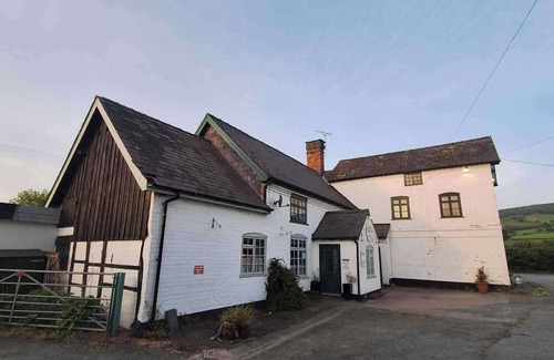 Kingswood Cabina | Green Dragon and Kitchen Pod - Sleeps 2 & Parking