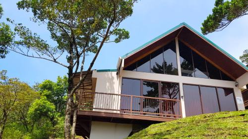 Monteverde Casa | Green Forest Rustic Houses