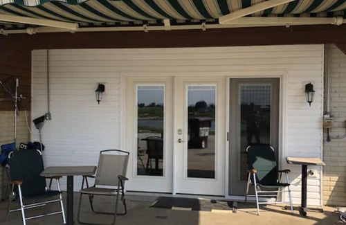 Odon Apartamento | Green Gables 2 Bedroom Basement aprtmt, sleeps 8, ktchn, lvng rm, private ent.