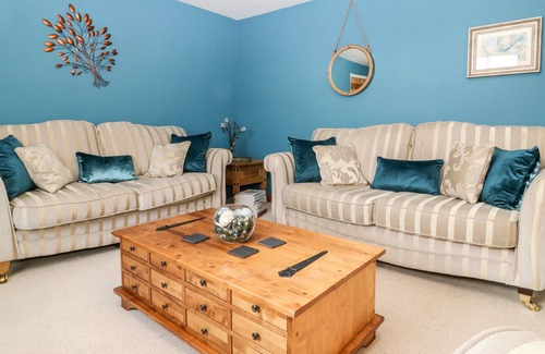 Winestead Cabaña | GREEN MARSH FARM, pet friendly, with hot tub in Thorngumbald