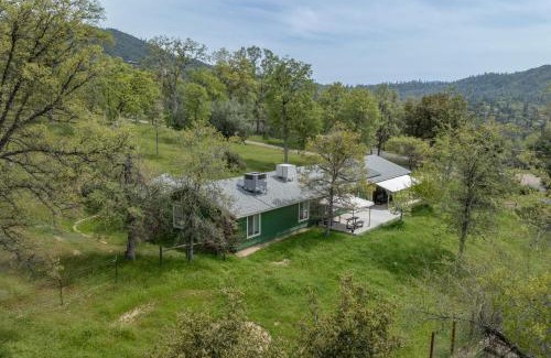 Oakhurst Villa | Green Meadows at Sky Ranch, 13 miles from Yosemite