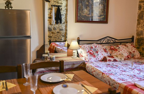 Elos Casa | Green Oasis in tranquil village