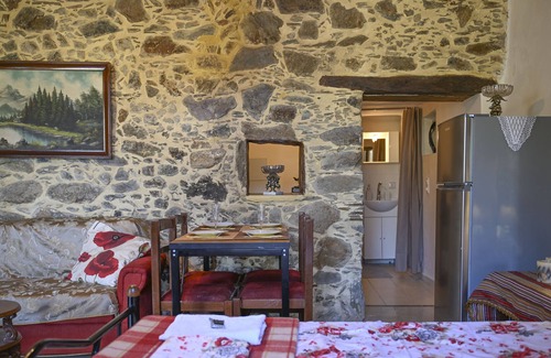 Elos Casa | Green Oasis in tranquil village