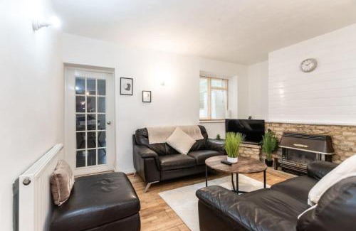 Swindon Casa | Green Road, Long Stay Disc, Parking, Sleeps 7, 3 Bedrooms