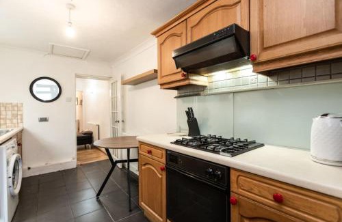 Swindon Casa | Green Road, Long Stay Disc, Parking, Sleeps 7, 3 Bedrooms