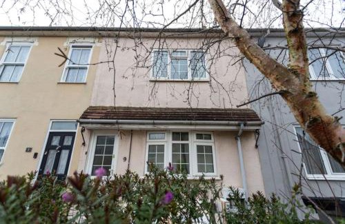 Swindon Casa | Green Road, Long Stay Disc, Parking, Sleeps 7, 3 Bedrooms