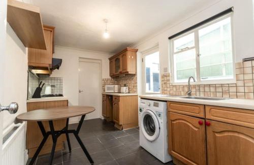 Swindon Casa | Green Road, Long Stay Disc, Parking, Sleeps 7, 3 Bedrooms