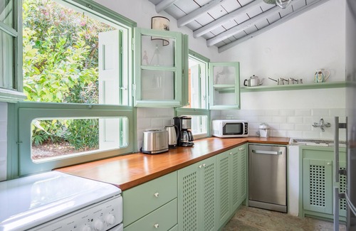 Skopelos Casa | Verdor con piscina en el corazón del pueblo, ideal para familias.