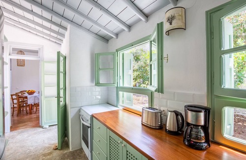 Skopelos Casa | Verdor con piscina en el corazón del pueblo, ideal para familias.