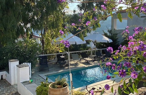 Skopelos Casa | Verdor con piscina en el corazón del pueblo, ideal para familias.