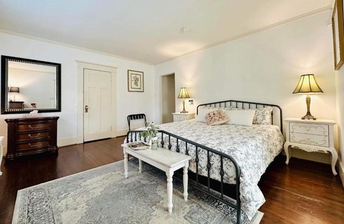 Shaughnessy Villa | Green Villa in Shaughnessy - Free Parking - Pet-Friendly