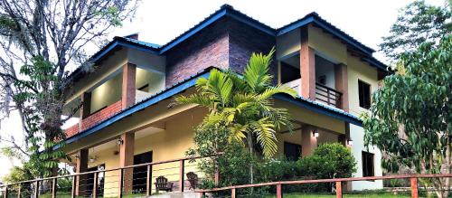 Jarabacoa Villa | Green Village By Hospedify, Hermosa Villa En Las Alturas con Piscina, Billar, y BBQ