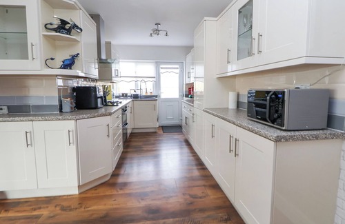 Towyn Cabaña | GREENACRES, pet friendly, character holiday cottage in Towyn
