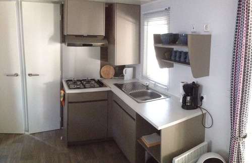 Roquebrune-sur-Argens Casa | chalets verdes en el camping Leï Suves, un camping familiar.