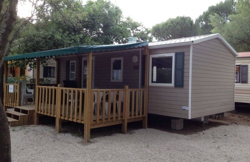Roquebrune-sur-Argens Casa | chalets verdes en el camping Leï Suves, un camping familiar.