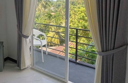 Galle Apartamento | Greenery and hills surrounding with family friendly property in Galle.