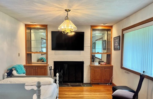 Wayland Casa | Greenhouse escape in quiet neighborhood right outside of Boston