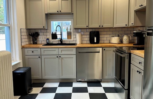 Allentown Casa | GREENSBERG'S BUNDLE OF HAPPINESS