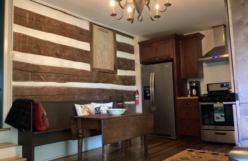 Versailles Cabina | Greenwood Farm log cabin close to the Bourbon Trail and Keeneland