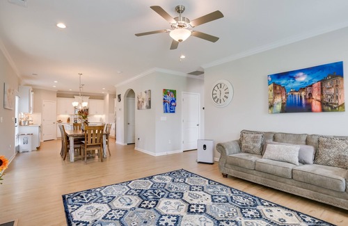 Greer Casa | Greer Family Home w/ Library, Sunroom & Backyard!