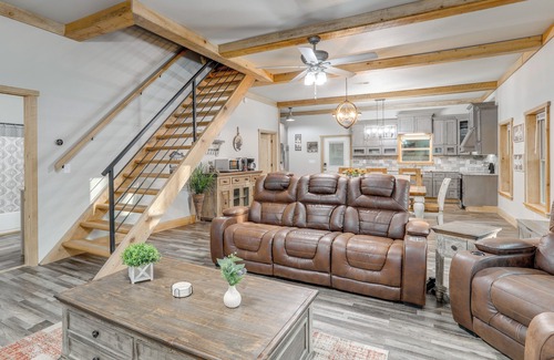 Drasco Casa | Greers Ferry Lake Access & Deck: Group Getaway!