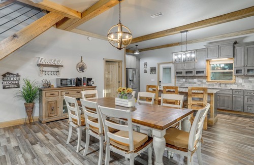 Drasco Casa | Greers Ferry Lake Access & Deck: Group Getaway!