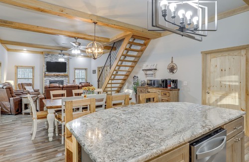 Drasco Casa | Greers Ferry Lake Access & Deck: Group Getaway!