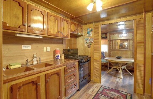 Greers Ferry Cabina | Greers Ferry Lake Escape: Cabin w/ Pool Access