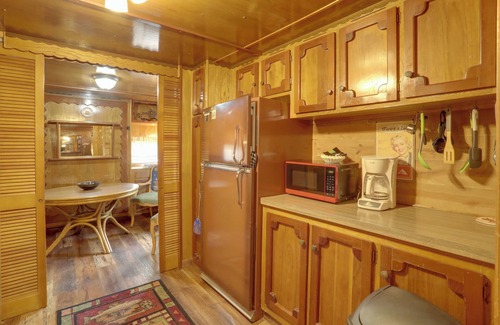 Greers Ferry Cabina | Greers Ferry Lake Escape: Cabin w/ Pool Access