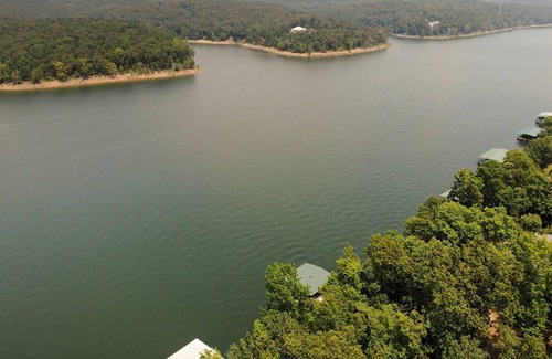 Edgemont Casa | Greers Ferry Lakefront Home w / cubierta, pozo de fuego y mucho más!