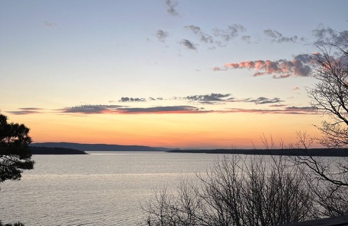 Drasco Casa | Greers Ferry - RIGHT ON THE LAKE! Sleeps 14 + Character abounds + Stellar views.
