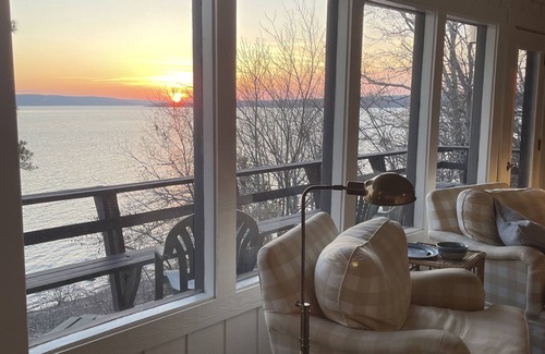 Drasco Casa | Greers Ferry - RIGHT ON THE LAKE! Sleeps 14 + Character abounds + Stellar views.