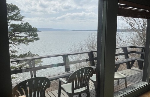 Drasco Casa | Greers Ferry - RIGHT ON THE LAKE! Sleeps 14 + Character abounds + Stellar views.
