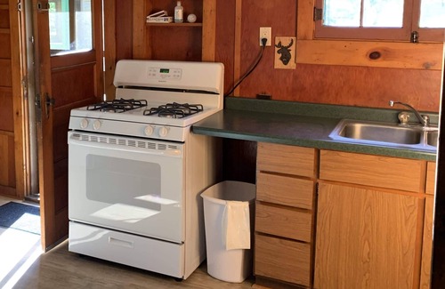 Woodruff Cabina | Gresham Shores - Smiling Moose - PET FRIENDLY