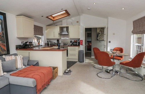 Warton Cabaña | GRESSINGHAM VIEW LODGE, pet friendly, with a garden in Carnforth