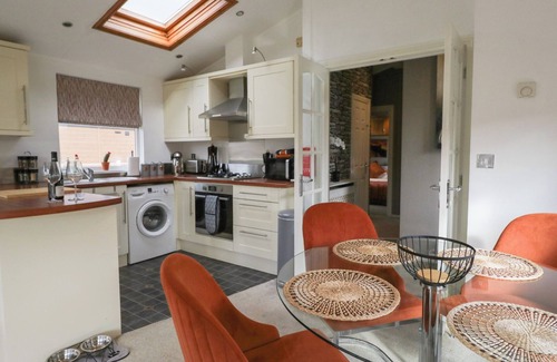 Warton Cabaña | GRESSINGHAM VIEW LODGE, pet friendly, with a garden in Carnforth