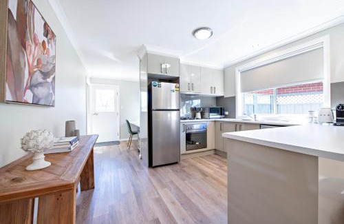 Dubbo Apartamento | Grevillea Court - Close to Zoo, Firepit & BBQ