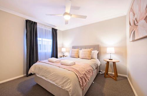 Dubbo Apartamento | Grevillea Court - Close to Zoo, Firepit & BBQ