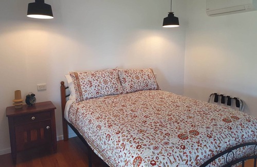 Georgetown Cama Y Desayuno | Grey Galah BnB in the heart of Georgetown with gorgeous big deck.