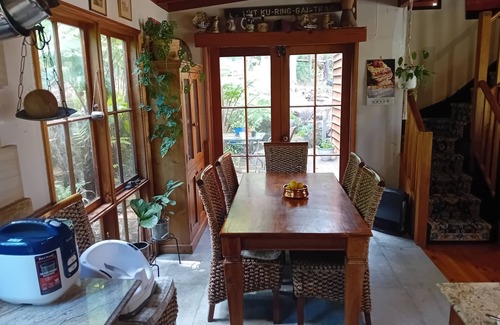 Mount Colah Casa | Grey Gum Cedar House Edge of National Park Deck BBQ Pool Bar Close to station