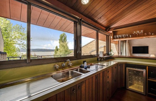 Jindabyne Casa | Grey Kangaroo - 2BR l Lake Front l Pet Friendly l Air-Con l BBQ l WiFi