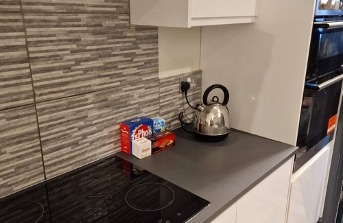 Aveley Casa | Grey Skies, Private En-suite Double Room