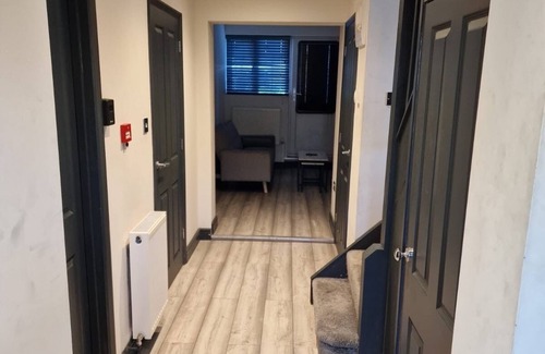 Aveley Casa | Grey Skies, Private En-suite Double Room
