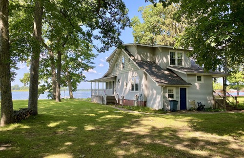 Grass Lake Casa | Grey Wolf Family Style Cottage on Wolf Lake Waterfront