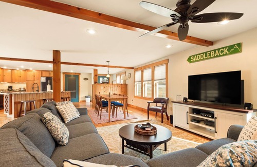 Rangeley Casa | Grey Wulff on Main - convenient to downtown Rangeley and Saddleback MTN!
