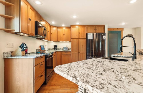 Rangeley Casa | Grey Wulff on Main - convenient to downtown Rangeley and Saddleback MTN!