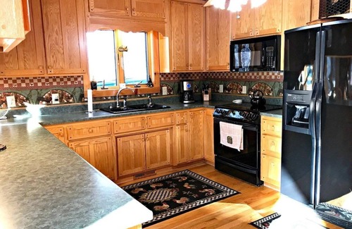 Peak Creek Casa | Frente al río, espacioso, dos master suites, bañeras de hidromasaje, wifi, se admiten perros, tubos de río, mesa de billar