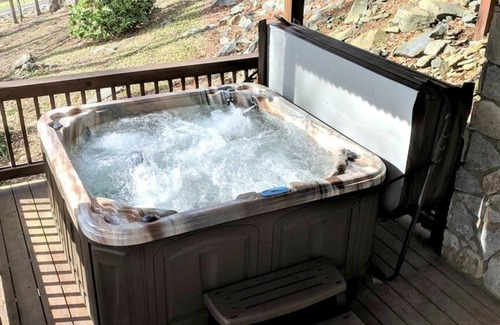 Peak Creek Casa | Frente al río, espacioso, dos master suites, bañeras de hidromasaje, wifi, se admiten perros, tubos de río, mesa de billar