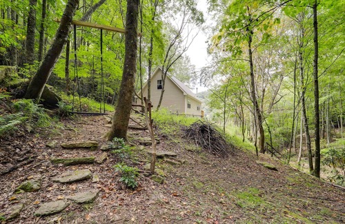 Elk Park Cabaña | 'greystone' Creekside Cabin: Hike, Fish & Explore!