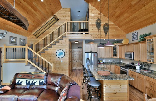 Hayward Chalet De Esquí | Grindstone Getaway-Beautiful chalet on the shores of Grindstone Lake.